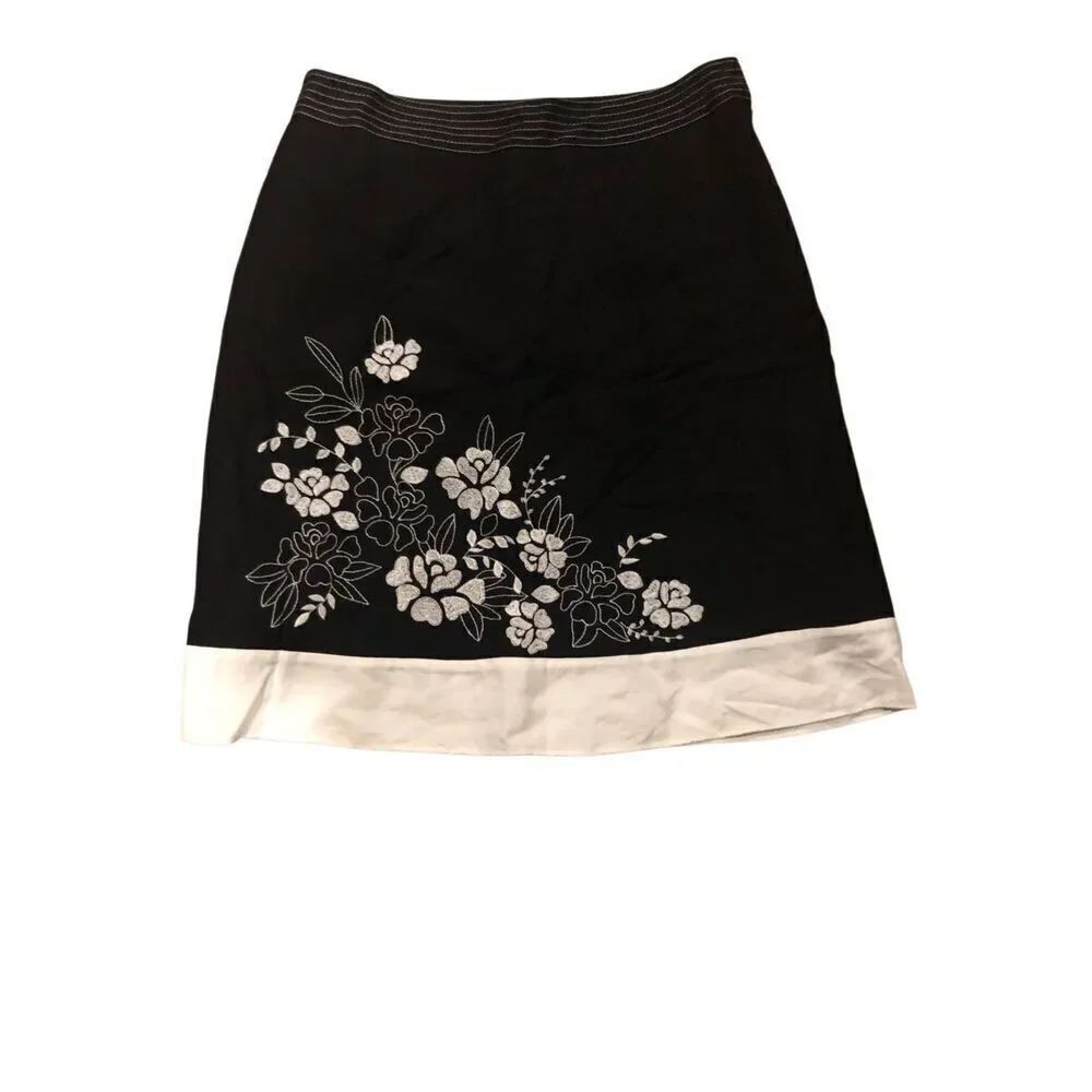 Ann Taylor Black/Cream Floral Embroidered Skirt Fully lined Hidden Side Zip Clos